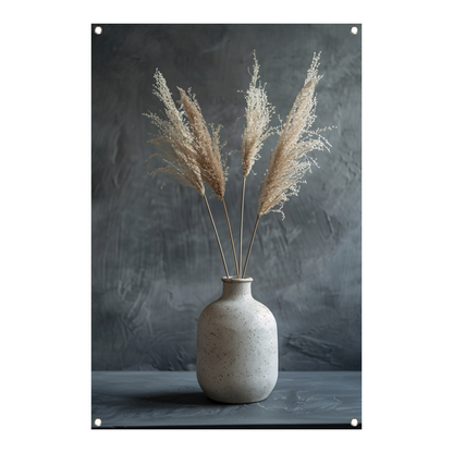 Minimalistische Vaas met Pampasgras tegen Donkere Achtergrond tuinposter