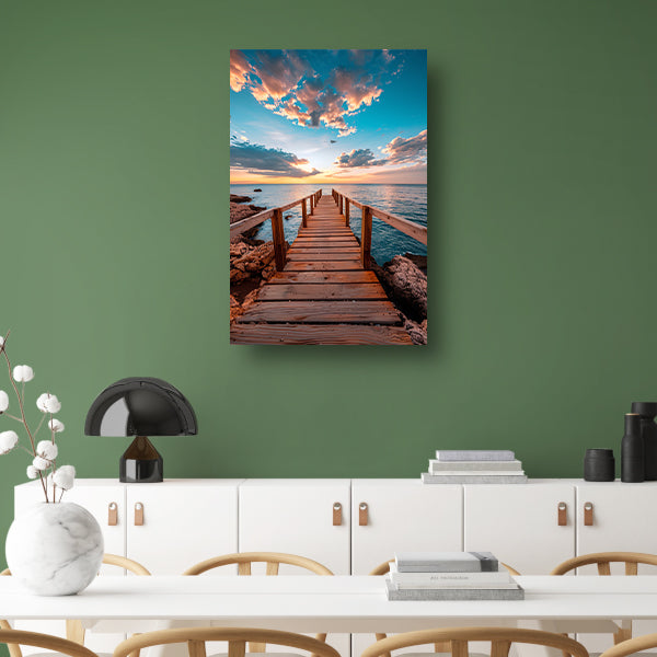 Houten steiger bij zonsondergang, rustgevend zeezicht poster