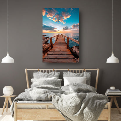 Houten steiger bij zonsondergang, rustgevend zeezicht poster