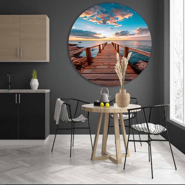 Houten steiger bij zonsondergang, rustgevend zeezicht aluminium muurcirkel