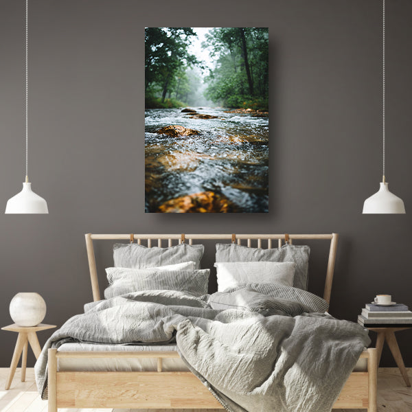 Monochrome foto van kabbelende rivier in bos poster