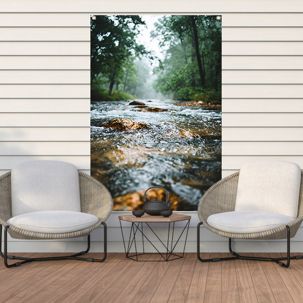 Monochrome foto van kabbelende rivier in bos tuinposter