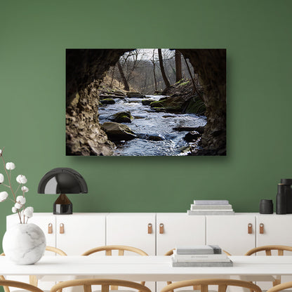 Rivier door een natuurlijk rotsvenster acrylglas