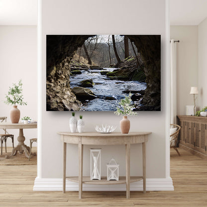 Rivier door een natuurlijk rotsvenster acrylglas