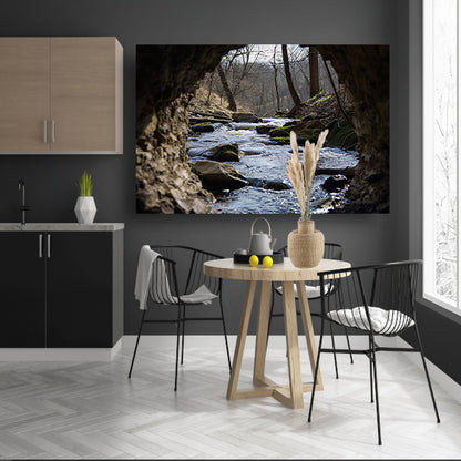 Rivier door een natuurlijk rotsvenster acrylglas