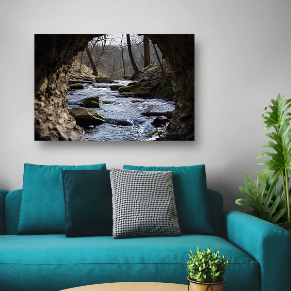 Rivier door een natuurlijk rotsvenster acrylglas
