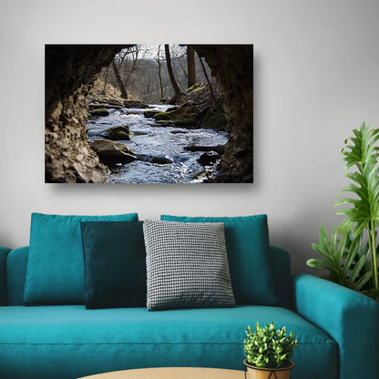 Rivier door een natuurlijk rotsvenster acrylglas