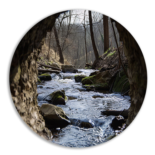 Rivier door een natuurlijk rotsvenster aluminium muurcirkel