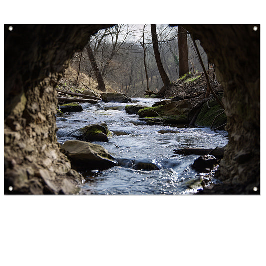 Rivier door een natuurlijk rotsvenster tuinposter