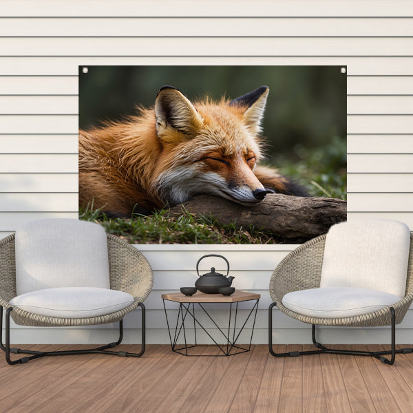 Slapende vos in groen grasveld tuinposter