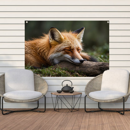 Slapende vos in groen grasveld tuinposter