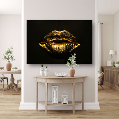 Donkere achtergrond met stralende gouden lippen poster