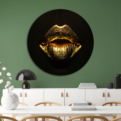 Donkere achtergrond met stralende gouden lippen aluminium muurcirkel