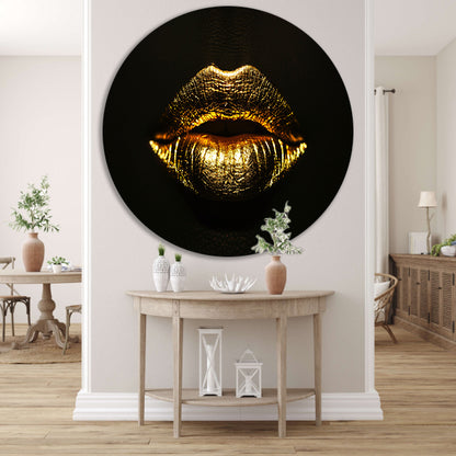 Donkere achtergrond met stralende gouden lippen aluminium muurcirkel