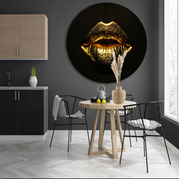 Donkere achtergrond met stralende gouden lippen aluminium muurcirkel