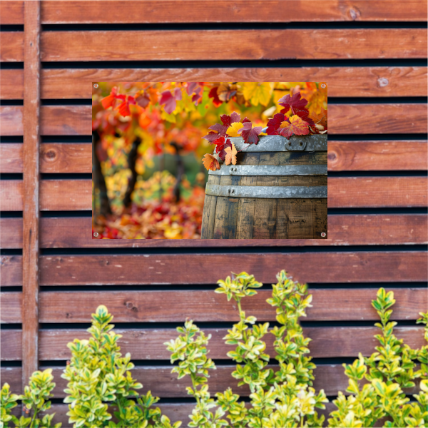 Houten vat met herfstbladeren tuinposter