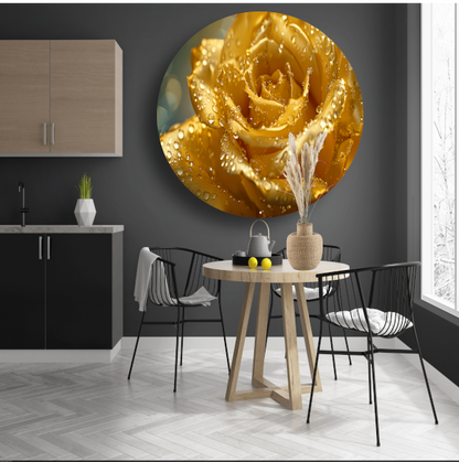Gouden roos met waterdruppels op delicate bloemblaadjes aluminium muurcirkel