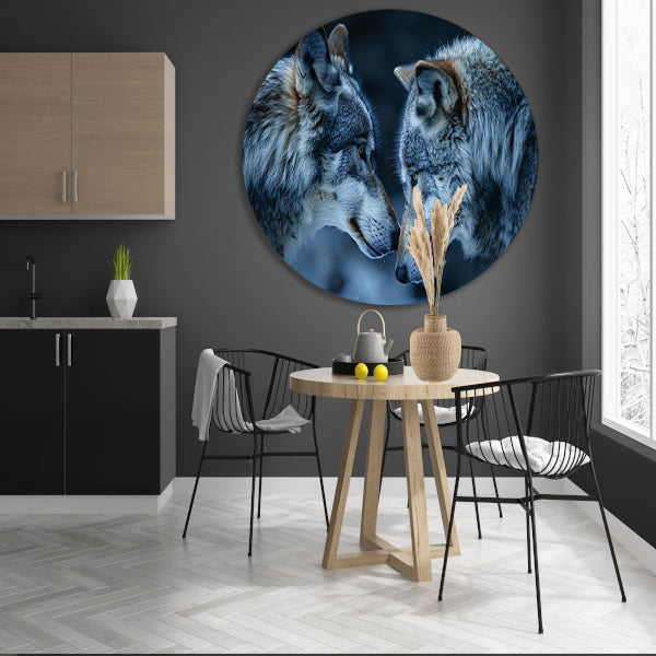 Twee wolven in een donkere omgeving aluminium muurcirkel