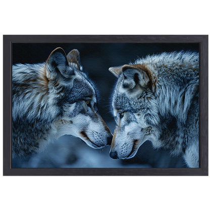 Twee wolven in een donkere omgeving canvas met baklijst