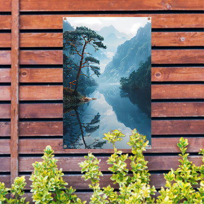 Eenzame boom in mistig bergmeer tuinposter