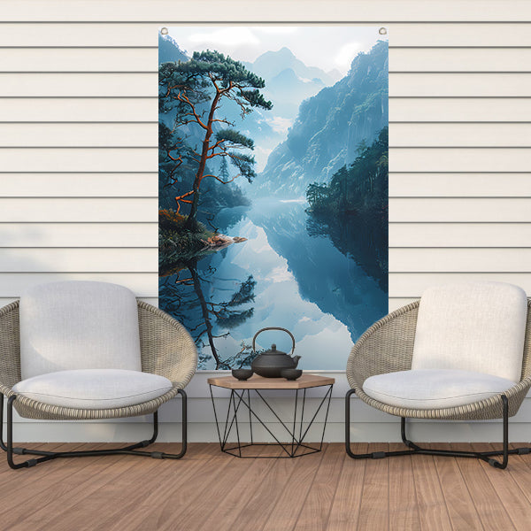 Eenzame boom in mistig bergmeer tuinposter