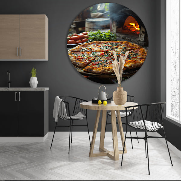 Verse pizza uit de houtoven met tomaten aluminium muurcirkel