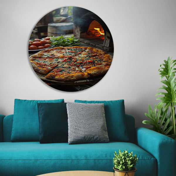 Verse pizza uit de houtoven met tomaten aluminium muurcirkel