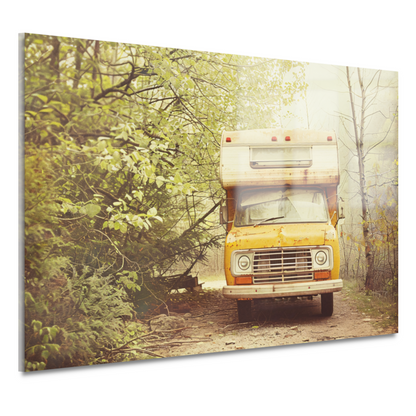 Oude camper verscholen in herfstbos acrylglas