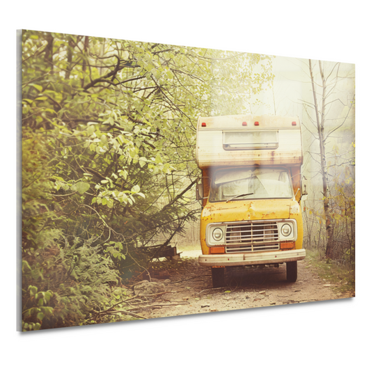 Oude camper verscholen in herfstbos acrylglas