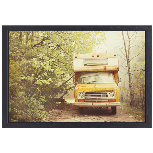 Oude camper verscholen in herfstbos canvas met baklijst