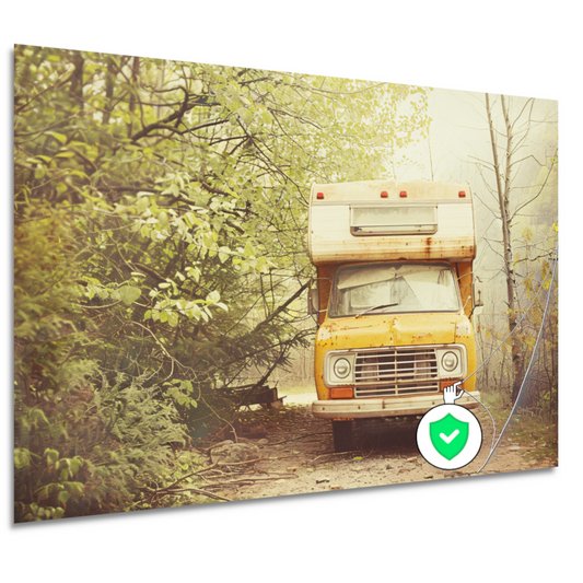 Oude camper verscholen in herfstbos poster