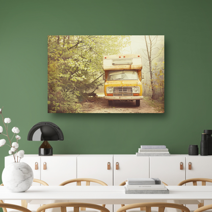 Oude camper verscholen in herfstbos canvas