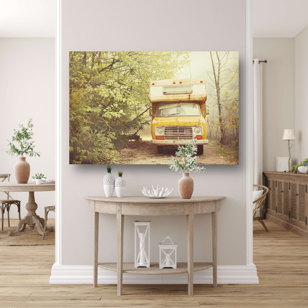 Oude camper verscholen in herfstbos canvas