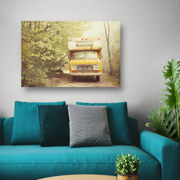 Oude camper verscholen in herfstbos canvas