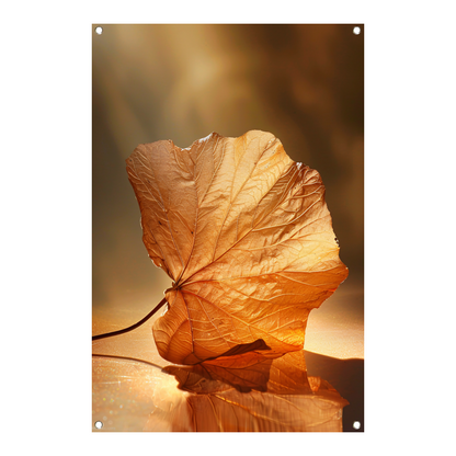 Gouden herfstblad met reflectie op water tuinposter