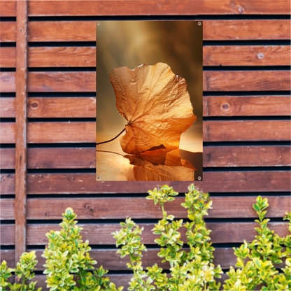 Gouden herfstblad met reflectie op water tuinposter