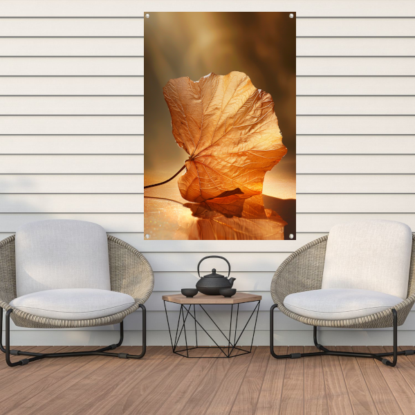 Gouden herfstblad met reflectie op water tuinposter