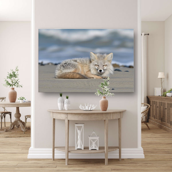 Realistische afbeelding van een vos op het strand canvas met baklijst