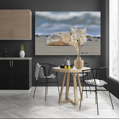 Realistische afbeelding van een vos op het strand canvas met baklijst