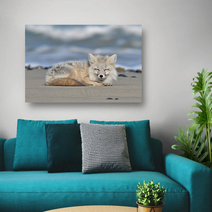 Realistische afbeelding van een vos op het strand canvas met baklijst