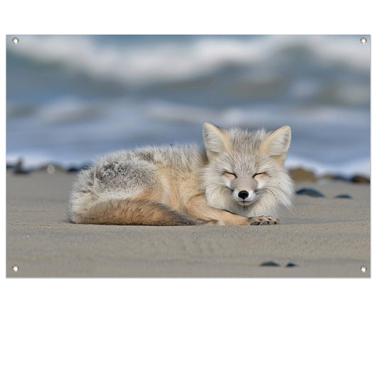 Realistische afbeelding van een vos op het strand tuinposter