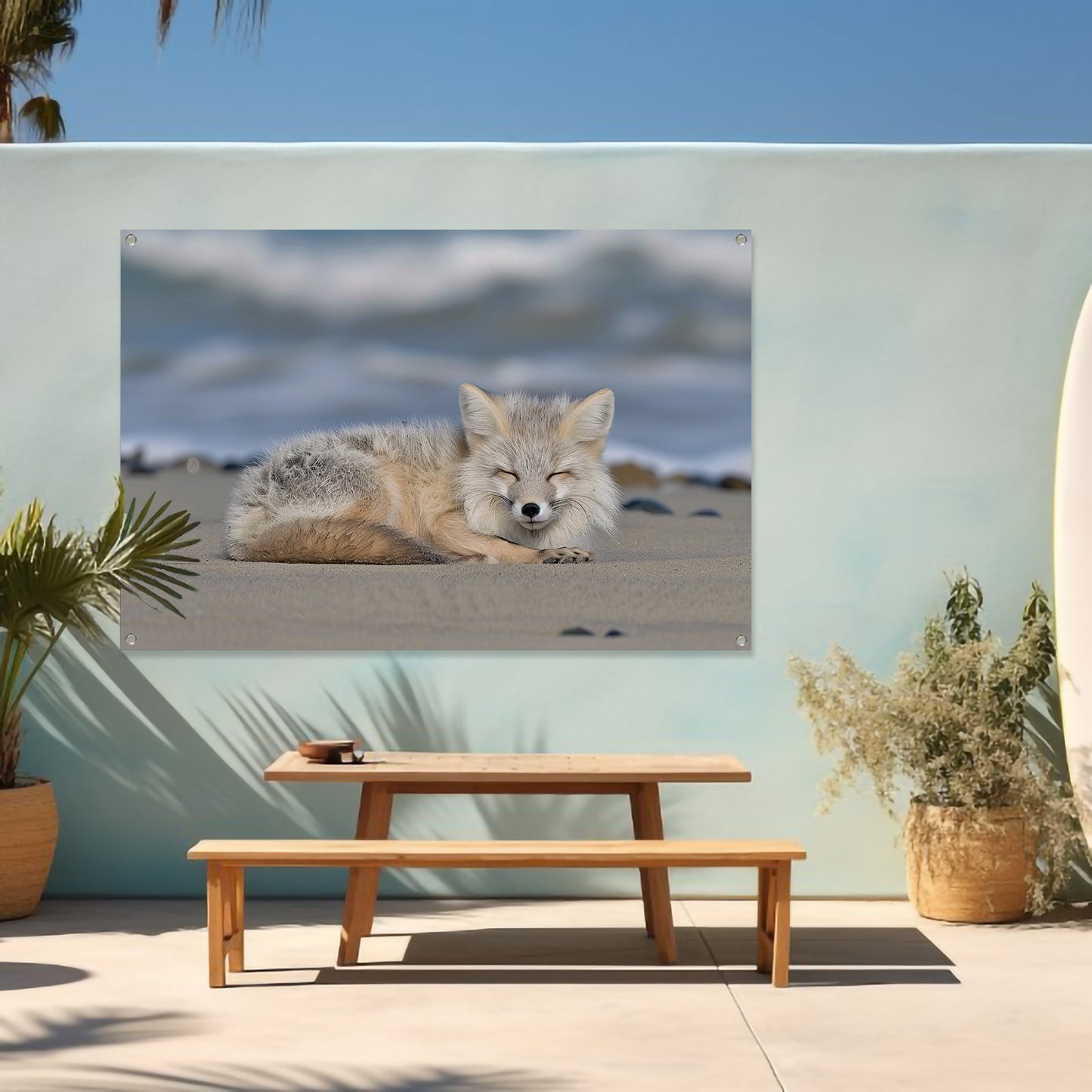 Realistische afbeelding van een vos op het strand tuinposter
