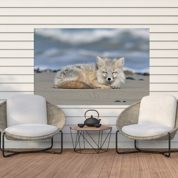 Realistische afbeelding van een vos op het strand tuinposter