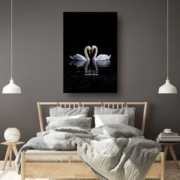 Twee zwanen vormen hart op water poster