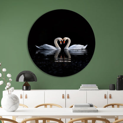 Twee zwanen vormen hart op water aluminium muurcirkel