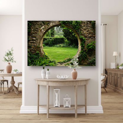 Oude stenen boog met zicht op groene, bloemrijke tuin poster