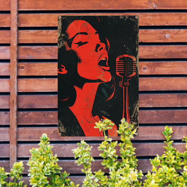 Expressieve rode zangeres met microfoon tuinposter