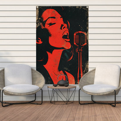 Expressieve rode zangeres met microfoon tuinposter
