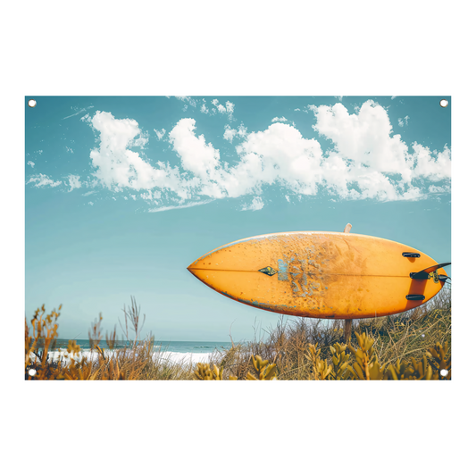 Minimalistische surfplank op het strand tuinposter