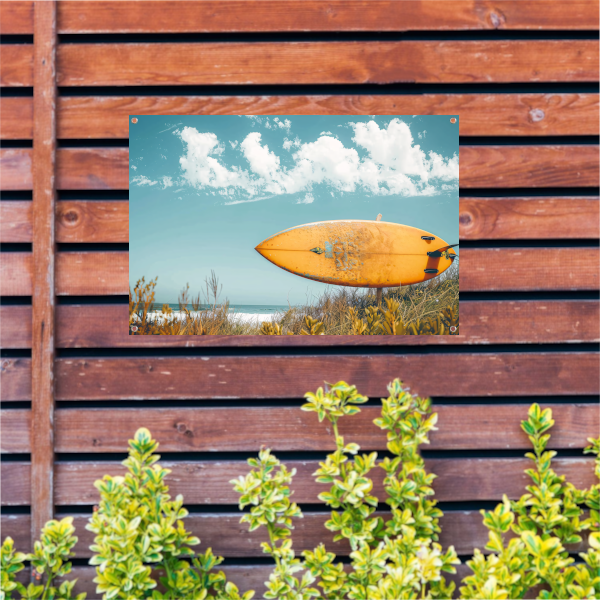 Minimalistische surfplank op het strand tuinposter